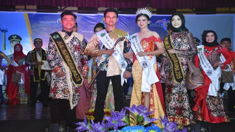 Jagau Linga dan Bawi Kameluh 2020 terpilih melakukan foto bersama dengan Jagau Linga dan Bawi Kameluh 2019 di acara pemilihan, (14/3) lalu. (HMSKMF UNTUK KALTENG POS)