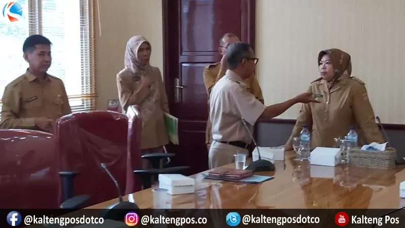 Bupati Kobar Nurhidayah ketika memberikan arahan kepada salah satu kepala SOPD usai menggelar rapat tertutup di kantornya, Senin (16/3)