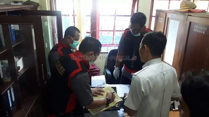 PENGGELEDAHAN: Tim penyidik dari Kejati Kalteng melakukan penggeledahan dan penyitaan berkas di Kantor Distrans Kabupaten Kapuas, Rabu (18/3).