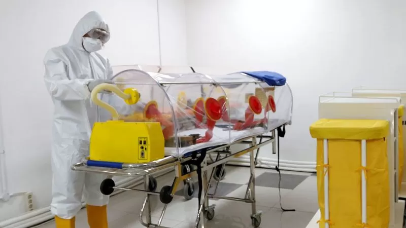 Petugas sedang menyiapkan rumah sakit darurat untuk pasien COVID-19. (FOTO: FAISAL R. SYAM /FIN)