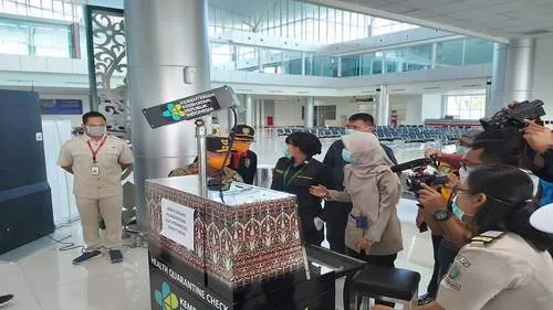 Gubernur Kalteng H. Sugianto Sabran saat mengecek alat Termal Scan atau pemindai suhu tubuh di Bandara Tjilik Riwut Palangka Raya, Kamis pagi (26/3). (FOTO : ARJONI/KPC)