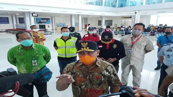 Gubernur Kalteng H. Sugianto Sabran saat diwawancarai sejumlah wartawan usai meninjau Bandara Tjilik Riwut, Kamis pagi (26/3). (FOTO : ARJONI/KPC)