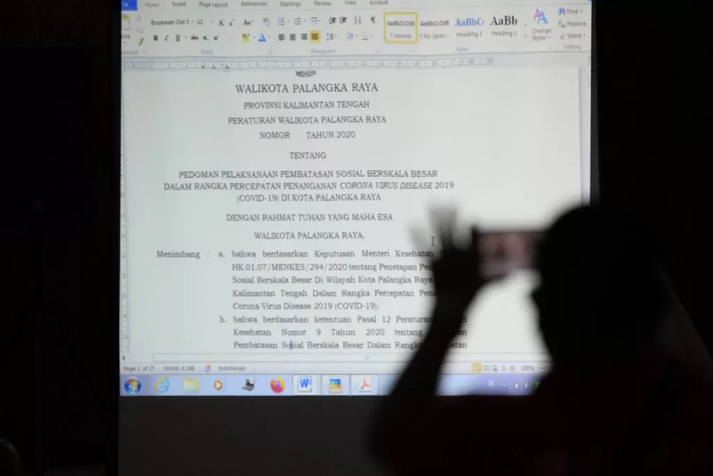BELUM TUNTAS: Slide perwali diperlihatkan di forum rapat terkait finalisasi Penerapan Sosial Berskala Besar (PSBB) di Kota Palangka Raya,