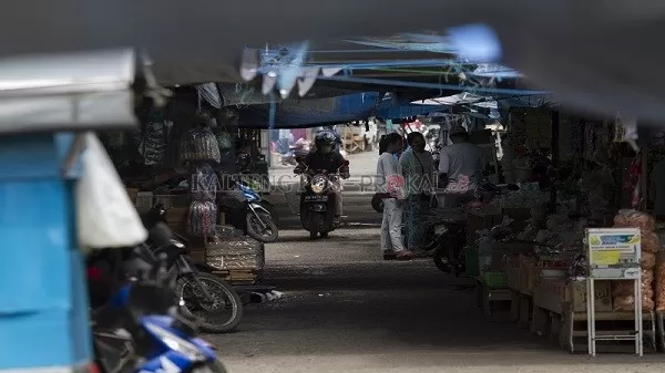 Sebagian pedagang di Jalan Sumatera masih melakukan aktivitas.