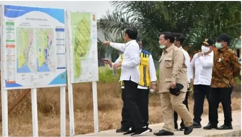 Presiden Joko Widodo dan Menhan Prabowo dan lainnya melihat peta lokasi Food Estate. (IST)