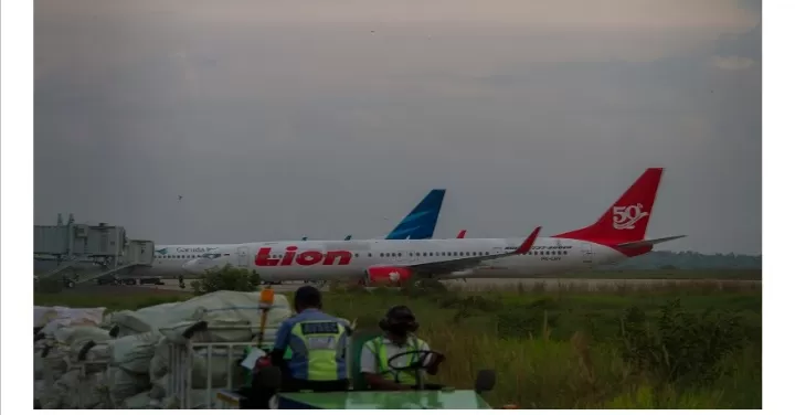 MENDARAT DAURAT: Pesawat Lion Air Boeing 737-900ER yang mendarat darurat di Bandara Tjilik Riwut, Palangka Raya, Rabu (7/10) pukul 09.35 WIB.