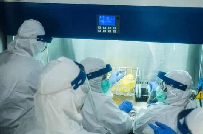 Ilustrasi sejumlah dokter sedang melakukan ekstraksi dengan metode PCR. (Makna Zaezar/Antara)