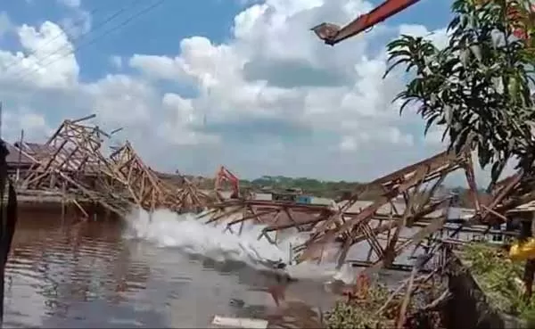 Jembatan Mandomai yang dirobohkan.