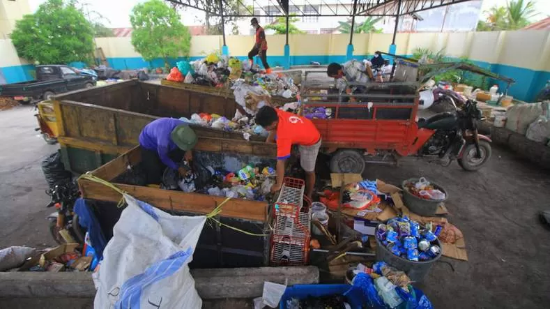 PILAH SAMPAH: Anggota Bank Sampah Jekan Mandiri memilah sampah di Depo Sampah Jalan G Obos XII.