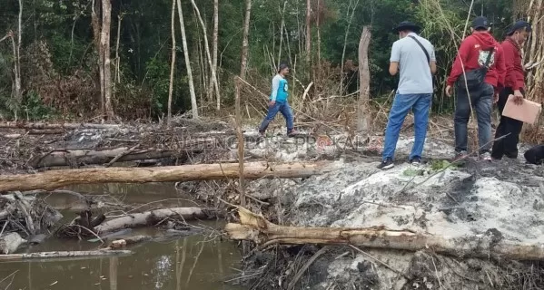 PENGECEKAN: Tim Polda Kalteng melakukan peninjauan di Sungai Bumut, Desa Saing, Kecamatan Dusun Tengah, Jumat (2/7).