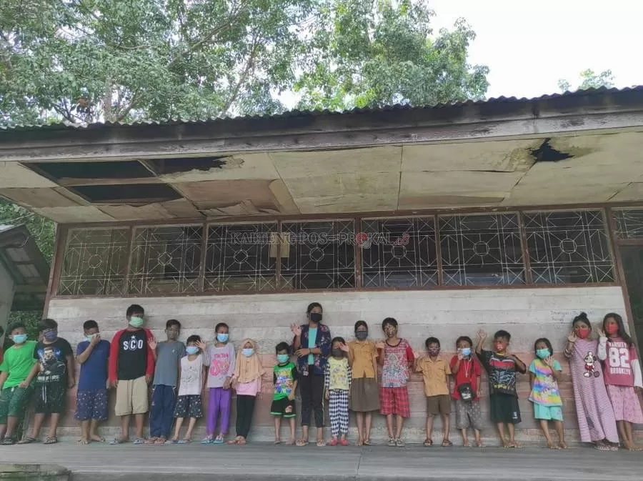 MEMPRIHATINKAN: Murid-murid SDN 1 Tanjung Pusaka antusias menunggu kedatangan tim Donasi Literasi, Sabtu (3/7). ANISA/KALTENG POS