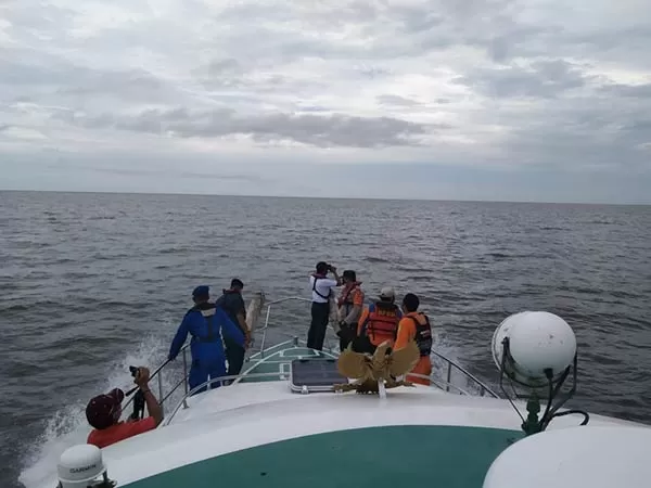 PENYISIRAN: Tim gabungan melakukan pencarian korban kapal tenggelam di kawasan perairan Kumai, Kamis (19/8).