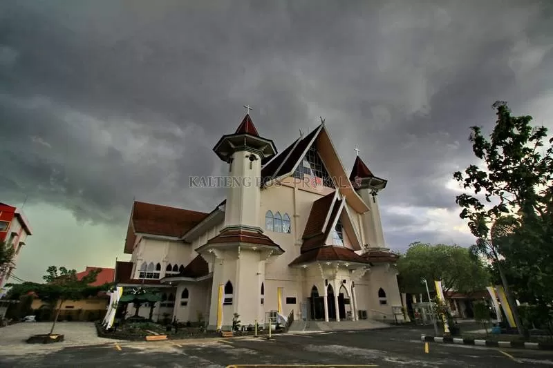 BERDIRI KOKOH : Bangunan Gereja Katedral Santa Maria di Jalan Tjilik Riwut Km 1, Palangka Raya, Rabu (8/9). DENAR/KALTENG POS
