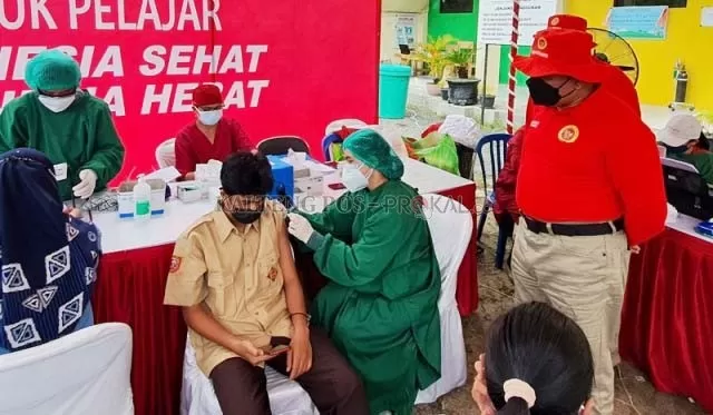 Kabinda Kalteng, Brigjen TNI Sinyo, menyaksikan vaksinasi pelajar di Hasanka Boarding School Palangka Raya, Sabtu (2/10/2021)
