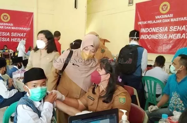 Vaksinasi Covid-19 dengan sasaran pelajar di Kabupaten Barito Selatan yang dilaksanakan BIN Daerah Kalteng, Selasa (16/11/2021)