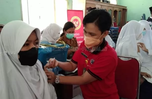 Vaksinasi massal pelajar yang dipusatkan di MTsN Buntok, Senin (22/11/2021)