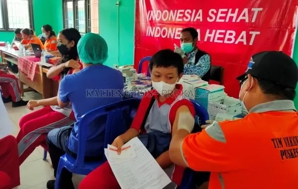 Para pelajar SMPN 1 Bulik, Kabupaten Lamandau mengikuti vaksinasi yang dilaksanakan BIN Daerah Kalteng, Senin (29/11/2021). (Ist)