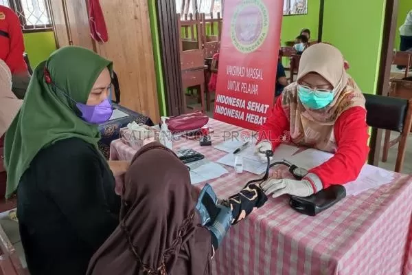 Kegiatan vaksinasi Covid-19 untuk usia 6-11 tahun di SDN 7 Mendawai Kecamatan Arut Selatan Kabupaten Kotawaringin Barat oleh Binda Kalteng, Jumat (24/12/2021) diikuti ratusan anak. (Dok. Binda Kalteng)