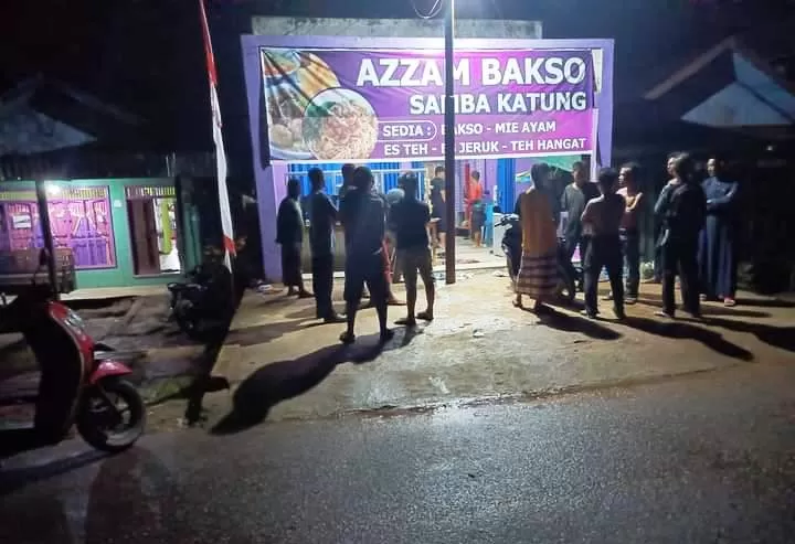 Sejumlah warga ketika datang ke tempat rumah makan bakso Azzam yang menjadi lokasi pembunuhan, Sabtu (1/1/2022) dinihari
