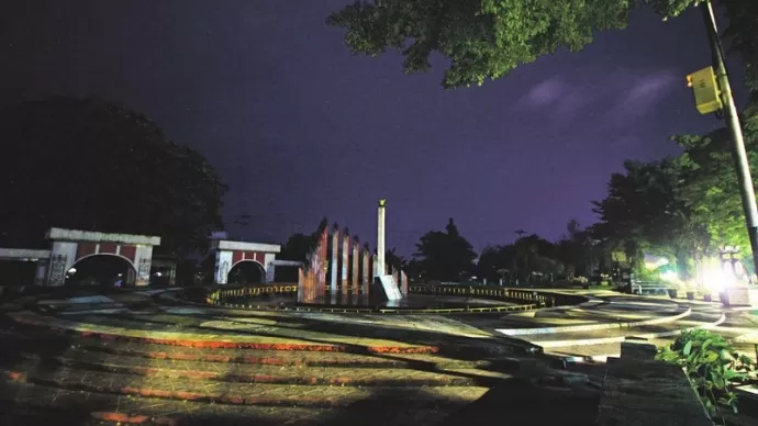 MINIM CAHAYA: Kawasan Tugu Soekarno tampak gelap karena penerangan lampu yang tidak hidup, Kamis malam (13/1).