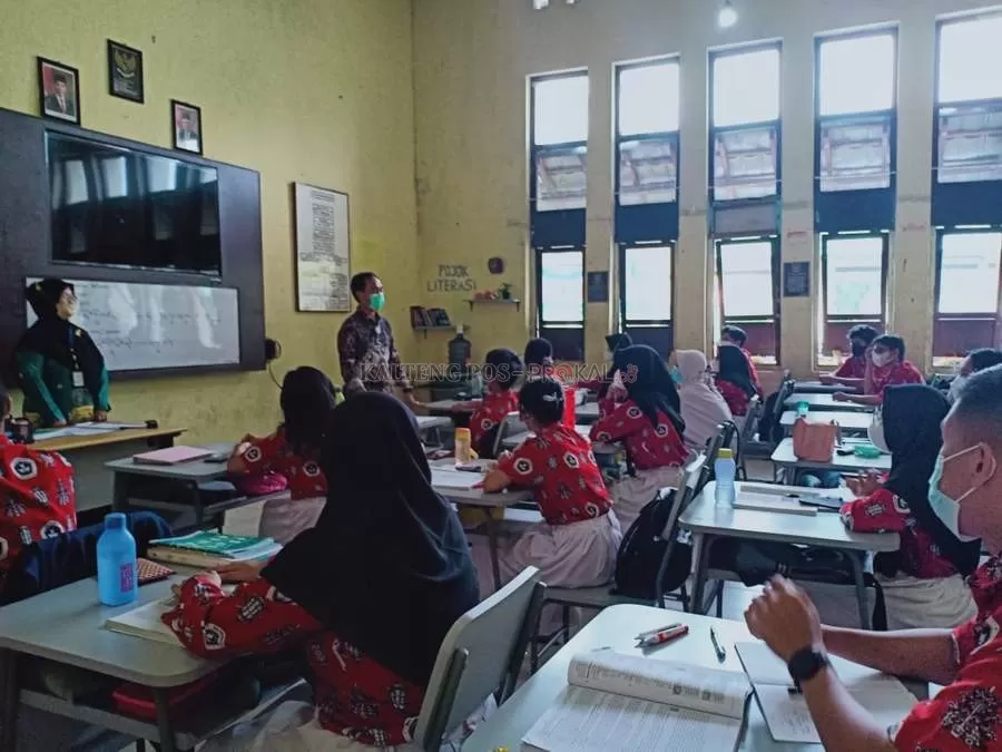 MONITORING: Plt Kadisdik Kalteng Achmad Syaifudi meninjau PTM di SMAN-1 Palangka Raya, Kamis (20/1).  ANISA B WAHDAH/KALTENG POS