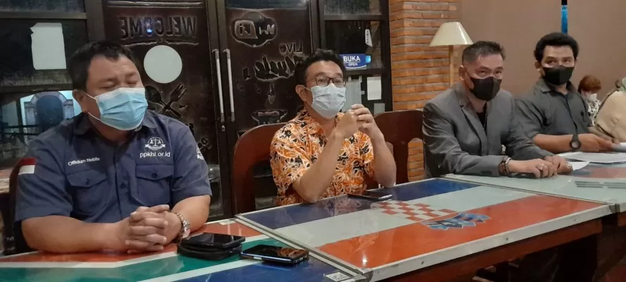 TANGGAPAN: Sekretaris DPW Partai Perindo Kalteng Kisno Hadi (dua dari kiri) didampingi advokat Antoninus Kristiano (kiri) dan tim memberikan tanggapan atas pernyataan Ketua DPW Perindo Kalteng, Selasa (18/1).