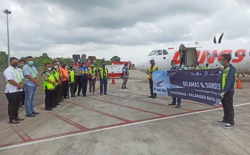 Asisten II Setda Kalteng Leonard S Ampung menghadiri peresmian rute penerbangan baru dari Bandara Tjilik Riwut Palangka Raya - Bandra Supadio Pontianak, Jumat (28/1/2022)