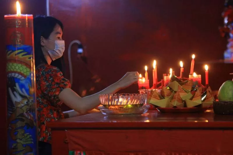 KHIDMAT: Warga Tionghoa menunaikan ibadah menyambut perayaan Imlek di Vihara Avalokitesvara Palangka Raya, Senin malam (31/1).