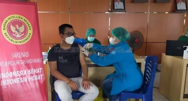 Salah satu warga menerima suntikan vaksinasi booter yang dilakukan Binda Kalteng, Jumat (11/3/2022). (Ist)