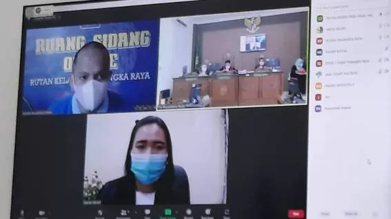Terdakwa Faisal Rizal Amin Hisma menjalani sidang putusan di Pengadilan Negeri Palangka Raya melalui video konferensi, Rabu (9/3) lalu.(HAFIDZ/PROKALTENG.CO)