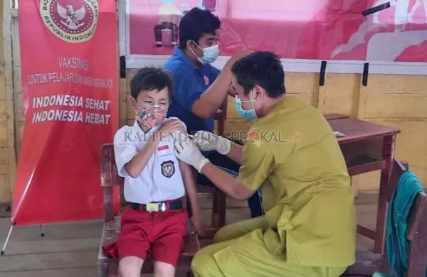 Salah seorang murid sekolah dasar di Kabupaten Seruyan mendapat suntikan vaksin Covid-19 yang dilaksanakan BINDA Kalteng, Rabu (16/3/2022). (Ist)