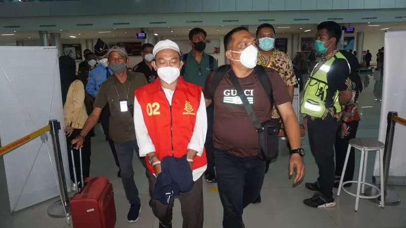 Tersangka HAT saat tiba di Bandara Tjilik Riwut Palangka Raya dan akan dibawa Ke Kantor Kejati Kalteng, Jumat (18/3). (FOTO:IST)
