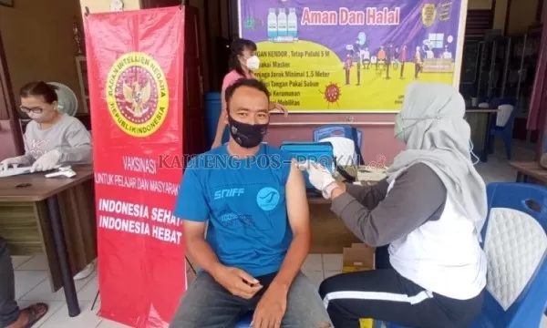 Seorang warga mendapatkan suntikan vaksin Covid-19 dosis tambahan atau booster pada vaksinasi yang digelar Binda Kalteng di Kabupaten Seruyan, Jumat (25/3/2022). (Ist)