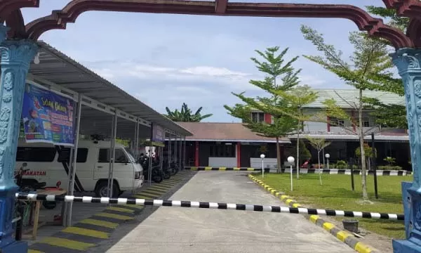Gerbang masuk Rutan Palangka Raya diportal setelah aksi teror pelemparan oleh orang tak dikenal