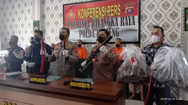 Kapolresta Palangka Raya, Kombes Pol Budi Santosa, memperlihatkan barang bukti dari para tersangka dalam melakukan pembunuhan, Rabu (13/4/2022). (FOTO : SYAHYUDI)