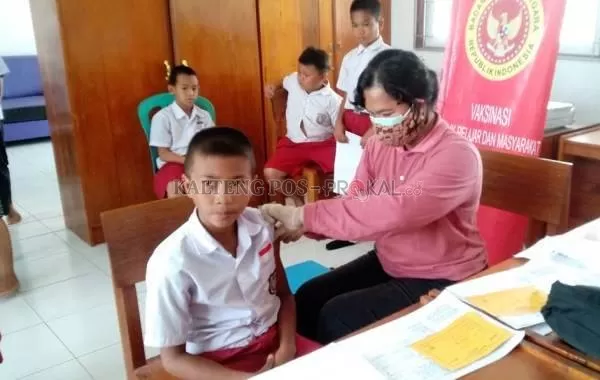 Salah seorang murid sekolah dasar mendapat vaksin Covid-19. (Foto: Dok. Binda Kalteng)