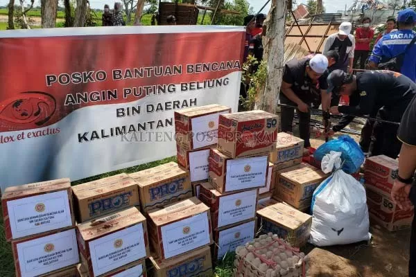 Penyerahan bantuan dari Binda Kalteng untuk para korban bencana puting Beliung di Desa Anjir Serapat, Kabupaten Kapuas, Sabtu (7/5/2022)