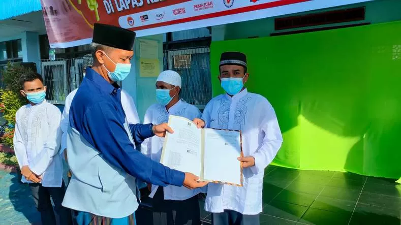 Kepala Lapas Kelas IIA Palangka Raya Chandra Lestyono menyerahkan surat keputusan remisi kepada warga binaan pemasyarakatan saat setelah solat Idul Fitri, Senin (2/5).(IST)
