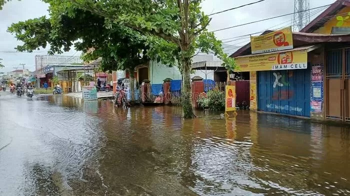 Sejumlah rumah warga di jalan DI Penjaitan terendam air akibat hujan yang mengguyur deras pada Minggu sore hingga Senin Pagi (9/5). (BAHRI/KALTENGPOS)