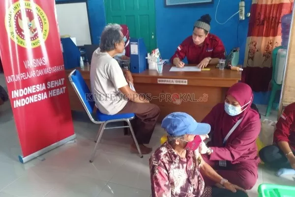 Sejumlah lansia melakukan vaksinasi Covid-19 yang dilaksanakan Binda Kalteng