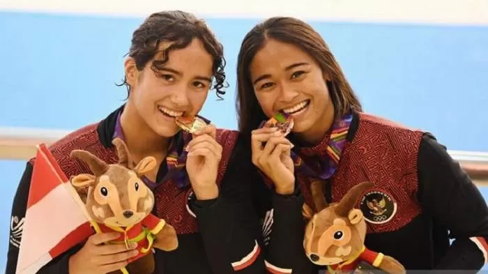 Perenang Indonesia Masriani Wolf (kiri) meraih emas nomor 50 meter gaya punggung di SEA Games 2021. Sedangkan Anak Agung Istri Ratih Atmaja meraih perunggu pada nomor yang sama, (Aditya Pradana Putra/Ant Photo )