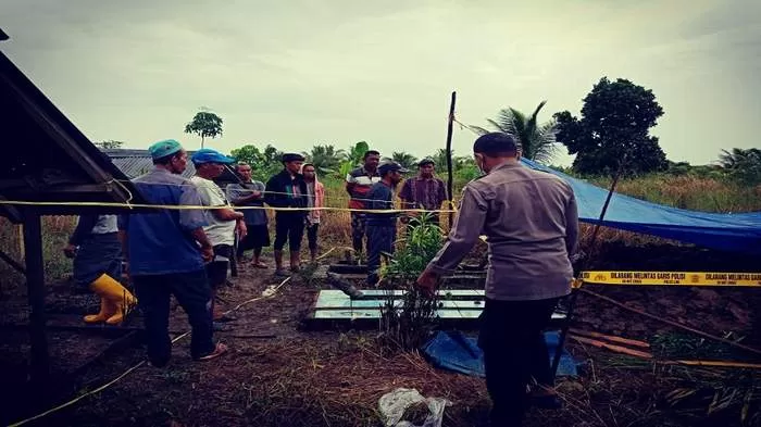 Kapolsek Kapuas Kuala Ipda Parmono mendatangi lokasi makam yang kondisinya terbongkar, Sabtu (14/5/2022). (HUMAS POLRES KAPUAS)