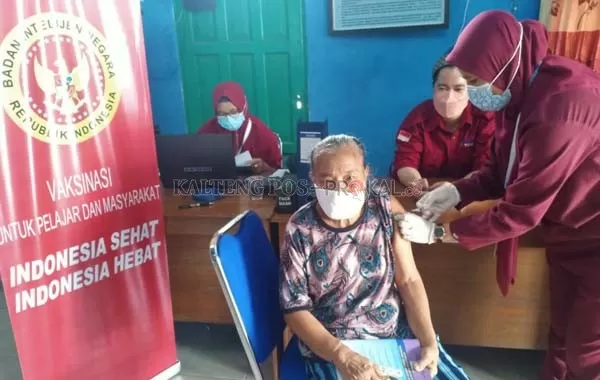 Seorang lansia mengikuti vaksinasi Covid-19 yang dilaksanakan Binda Kalteng. (Ist)