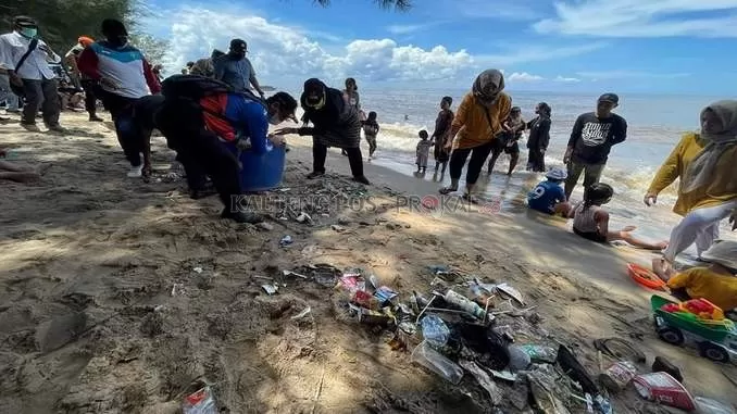 Banyaknya sampah berserakan di pinggir pantai ujung pandaran saat libur lebaran kemarin. (CAMAT UNTUK KALTENGPOS)