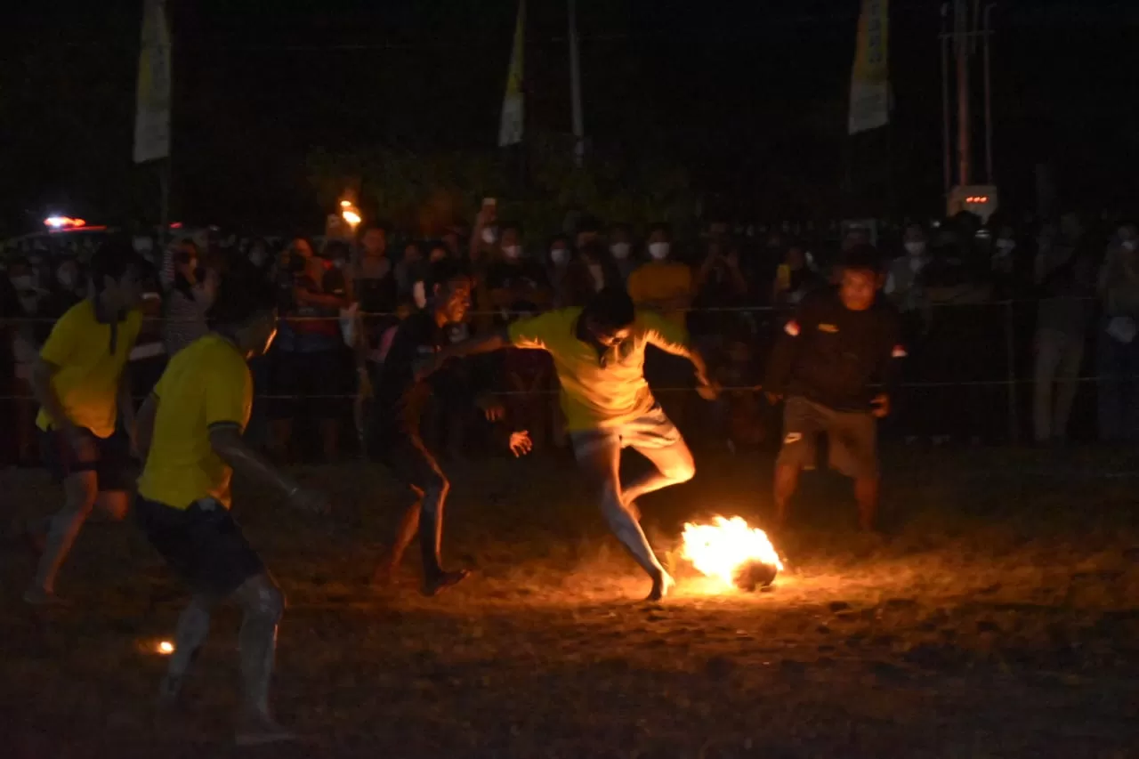 Para pemain Sepak Sewut berebut bola api pada Festival Budaya Isen Mulang 2022. Ist