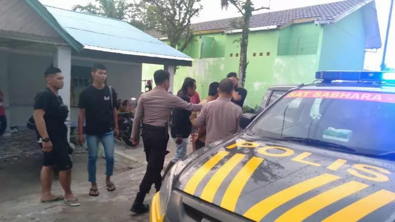 Petugas Satsamapta Polresta Palangka Raya melakukan evakuasi ODGJ, Sabtu (18/6/2022). (FOTO IST)