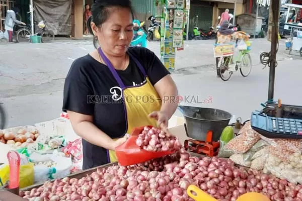 Pedagang bawang merah di Jalan Seram Kawasan Pasar Besar Kota Palangka Raya. (HAFIDZ/PROKALTENG.CO)