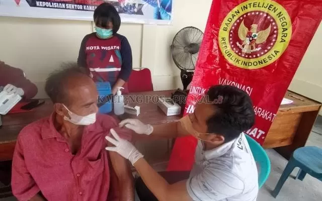 Salah seorang lansia di Pulang Pisau mendapat suntikan vaksin booster yang dilaksanakan Binda Kalteng, Kamis (23/6/2022)
