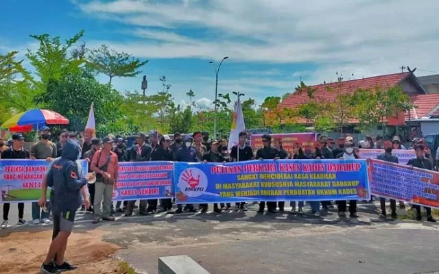 Puluhan masyarakat Desa Dadahup Kabupaten Kapuas melakukan aksi demonstrasi di depan Pengadilan Tipikor Palangka Raya, Kamis, (23/6). (IST)