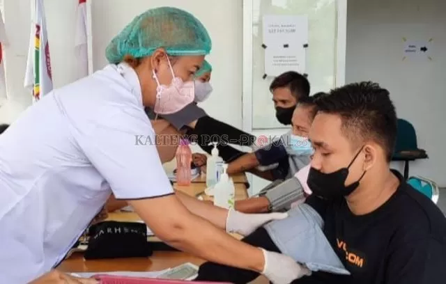 Kegiatan vaksinasi massal yang dilaksanakan Binda Kalteng, Minggu (26/6/2022)